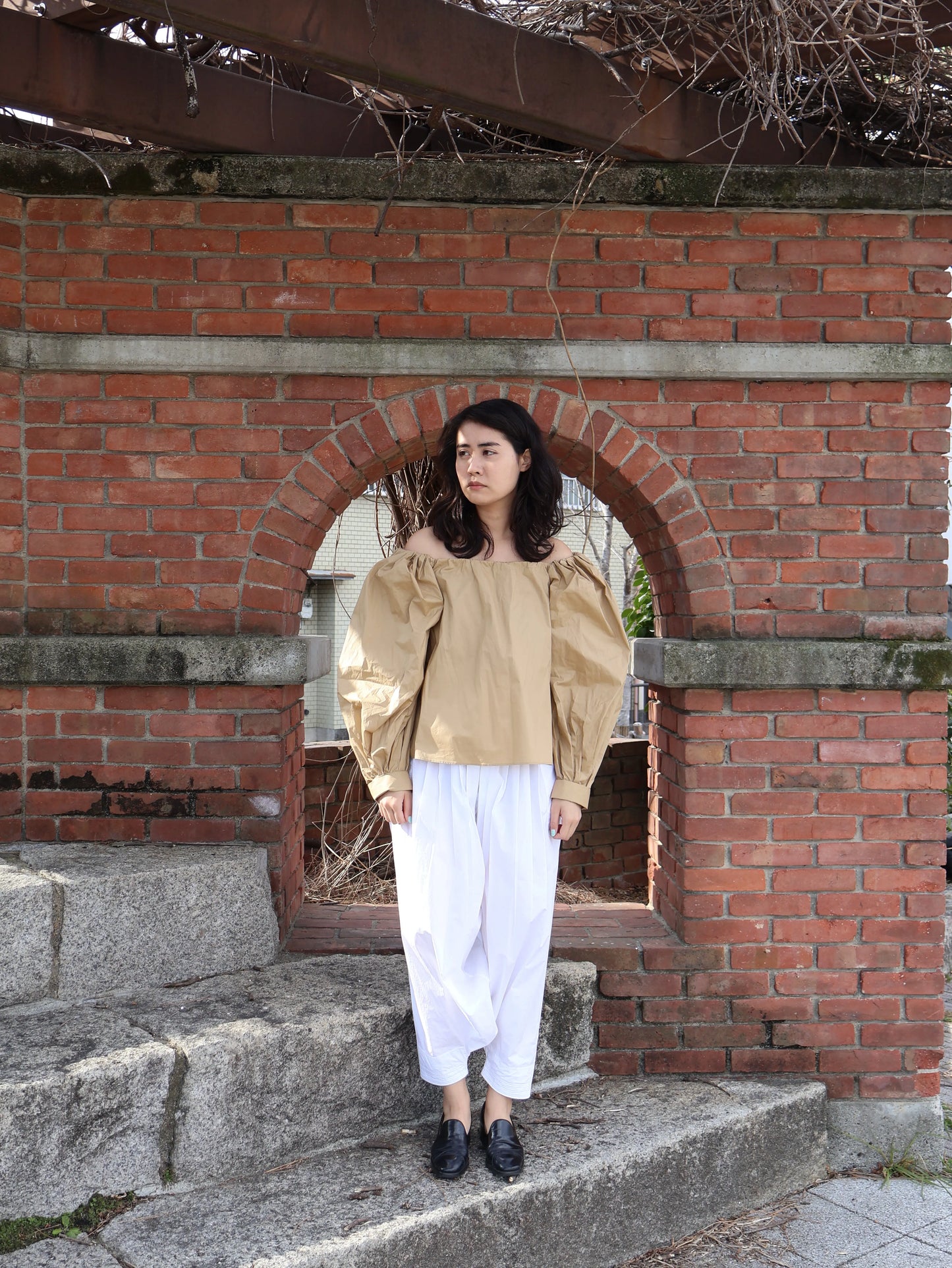 FUMIKA_UCHIDA / COATED OFF THE SHOULDER TOP / BEIGE FUMIKA_UCHIDA 601 | オンラインストア