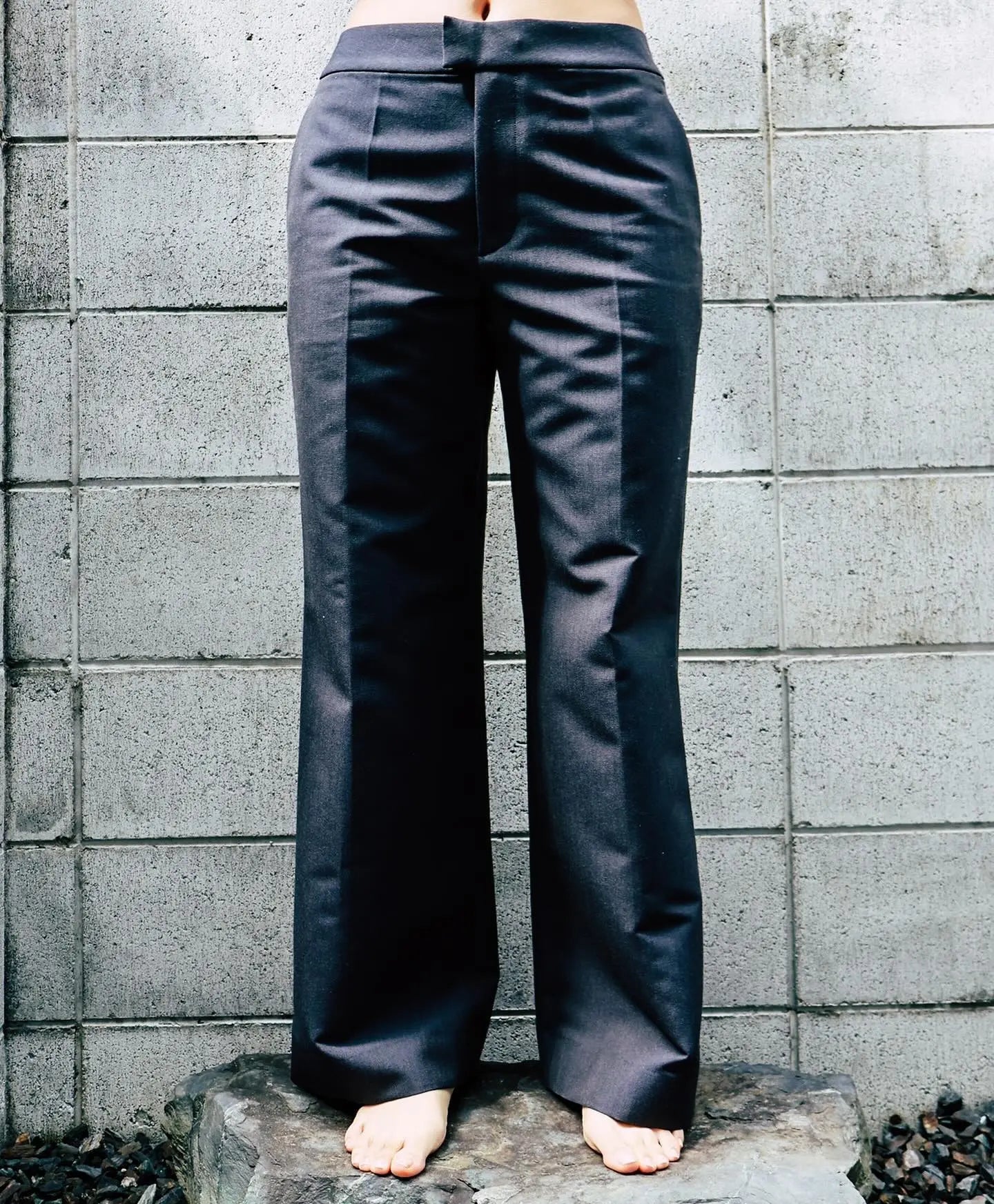 FUMIKA_UCHIDA / SUITING LOW-RISE WIDE TROUSERS / CHARCOAL - 601 | オンラインストアの画像