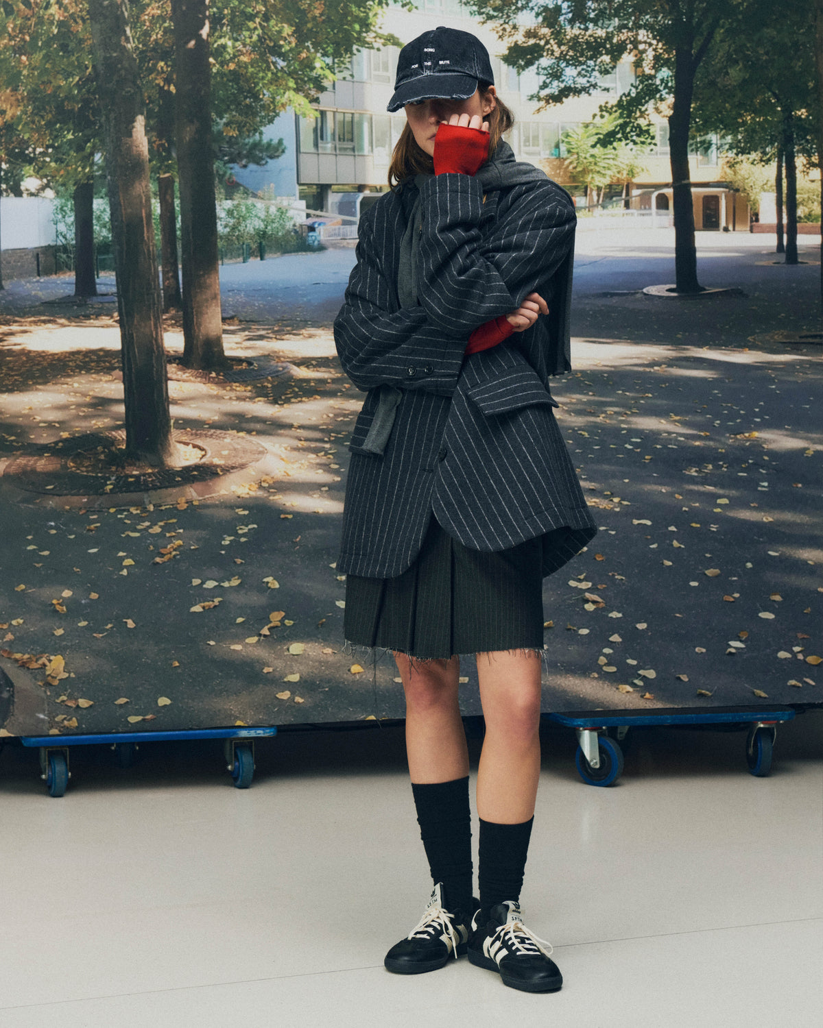 Song for the Mute / PLEATED MINI SKIRT / CHARCOAL